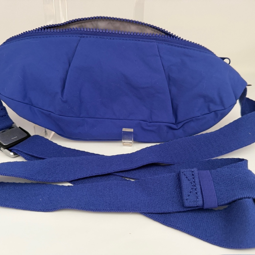 Athleta Kinetic Nylon Waist Bag with Zipper for Hiking - Picture 2 of 5